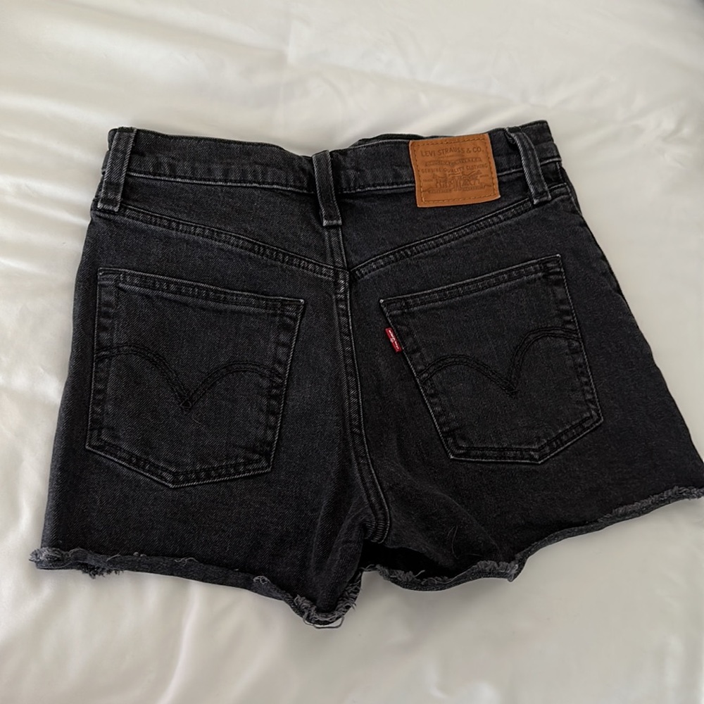 Levi’s Ribcage Jean Shorts - Picture 2 of 3